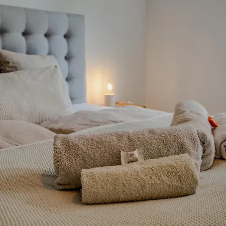 Beheizter Whirlpool Und Panoramafenster Vom Bett Ins Gruene!